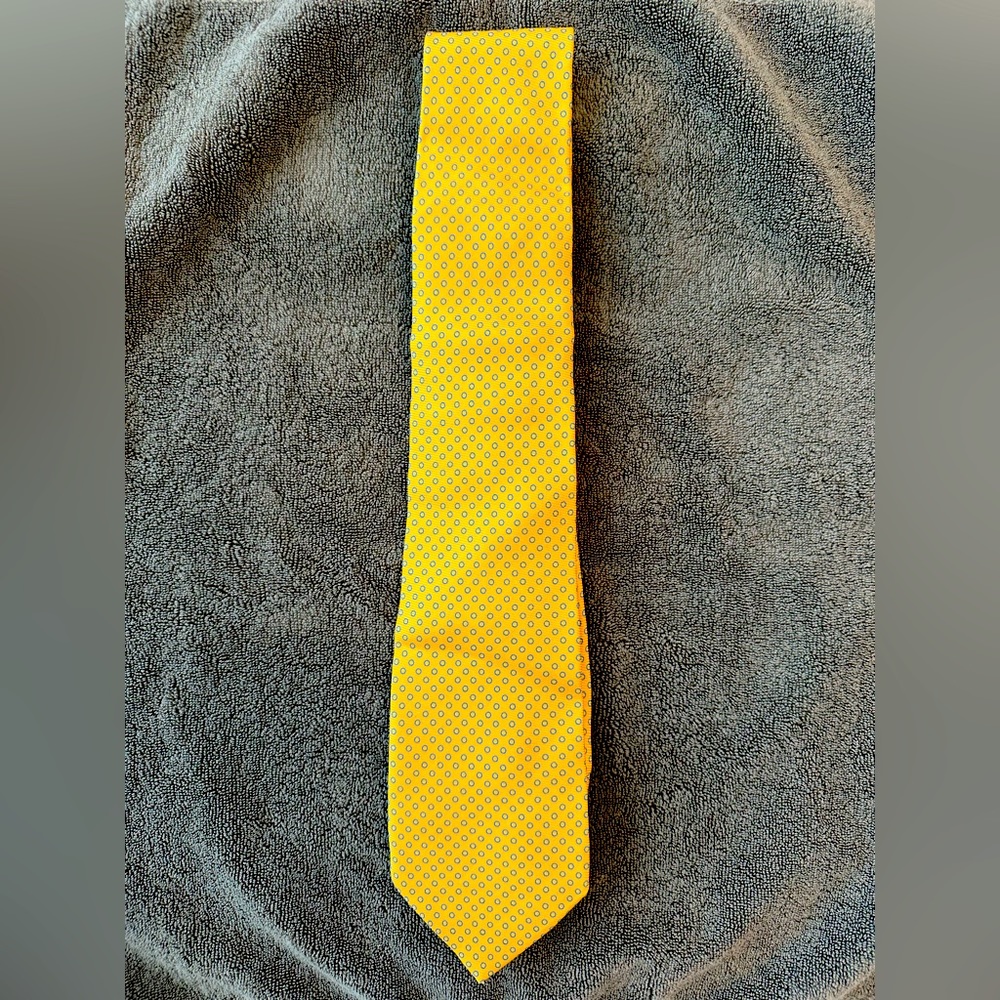 Burberry yellow with blue circles tie. 100% silk. Made in England.